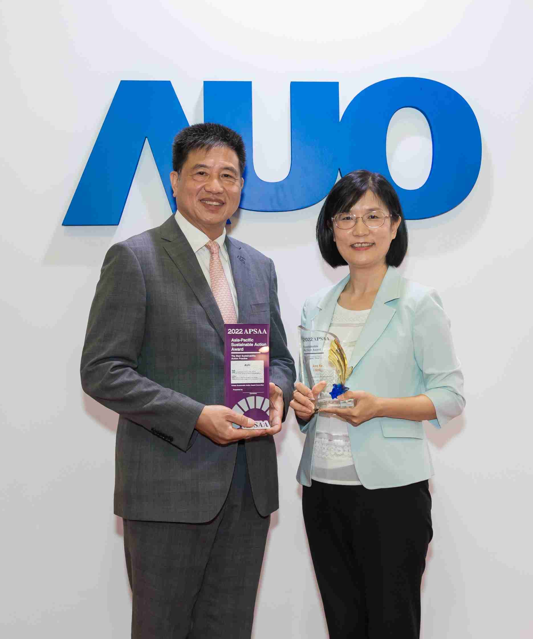 开云电子长期垫筑永续远景的基石，，透过ESG暨气候委员会逐步实践永续策略蓝图。。。其中，，开云电子光电永续长古秀华带领团队、、制定中长期目标，，，，缔造多面向亮眼表现，，，获得「顶尖永续长奖」的个人奖殊荣（左：开云电子光电董事长暨执行长彭双浪，，，，右：开云电子光电永续长古秀华）