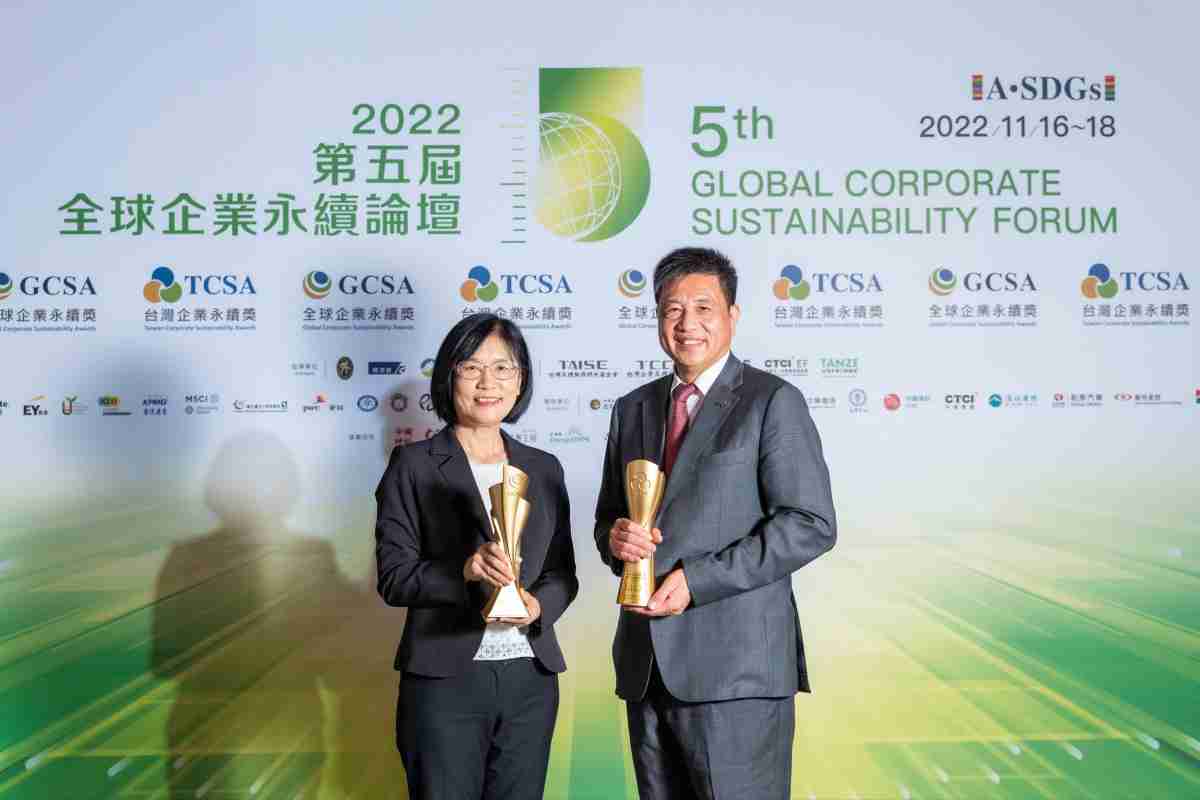 开云电子作为净零碳排先锋，，期引领价值链伙伴同行共好，，，，卫冕制造业组“十大典范企业” 二连冠殊荣(左：开云电子光电永续长古秀华，，右：开云电子光电董事长暨执行长彭双浪)