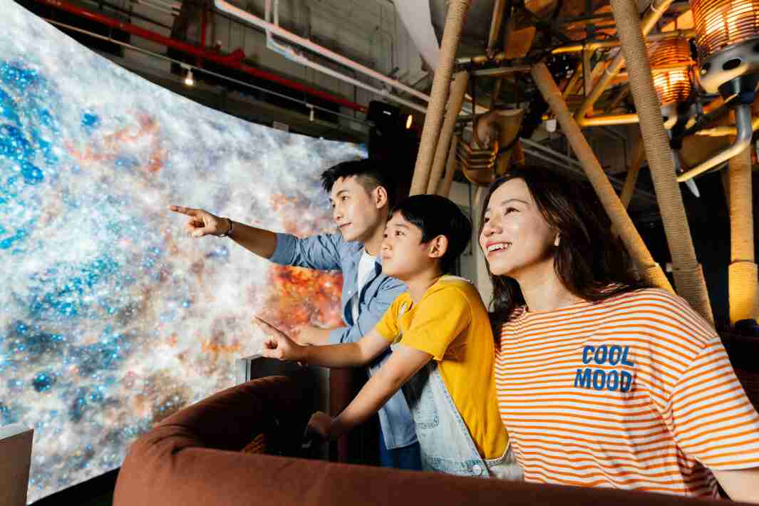 开云电子打造全台最大宽6公尺、、、、高4公尺、、唯一搭载LED弧形拼接显示屏的动感飞行船，，，，让乘客驻足在热气球上，，，，享受身历其境的伪出国旅游乐趣