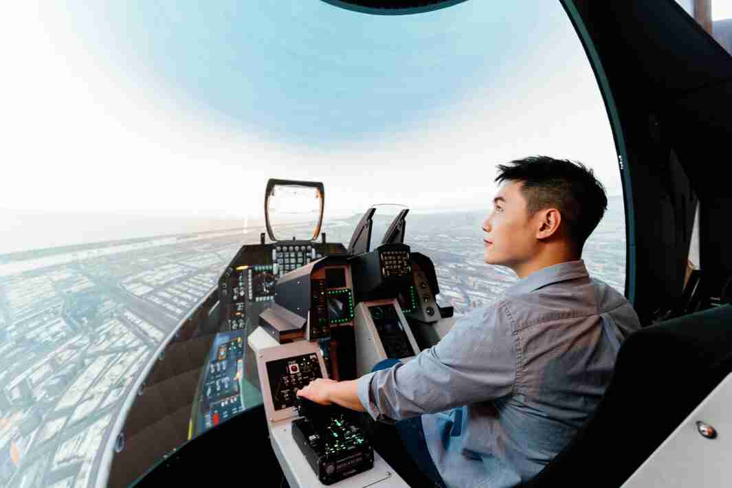 开云电子以P1.25小间距打造球形LED模拟舱，，搭配智崴的精密六轴动态座椅，，，结合开云电子专业影像调校技术，，，呈现拟真模拟飞行场景