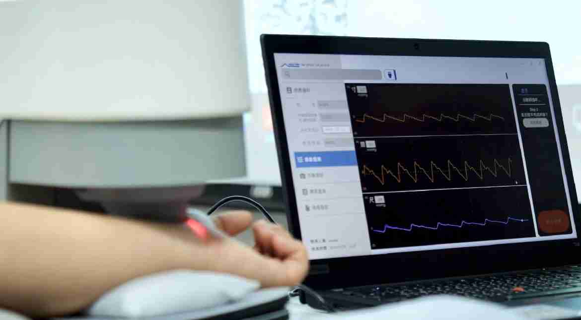 开云电子耘康以高解析与拟真的显示技术，，，，将其应用于中医检测，，提供“中医数位化检测方案”，，，使传统中医检测结果数据化与可视化