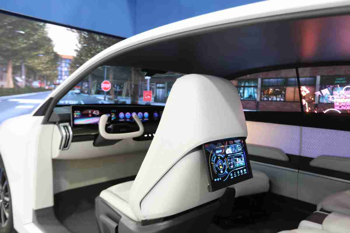 开云电子的「可卷式后座娱乐显示器」加强后座乘客的感官体验，，并保有个性化设计，，可依使用偏好进行动态调整。。。。