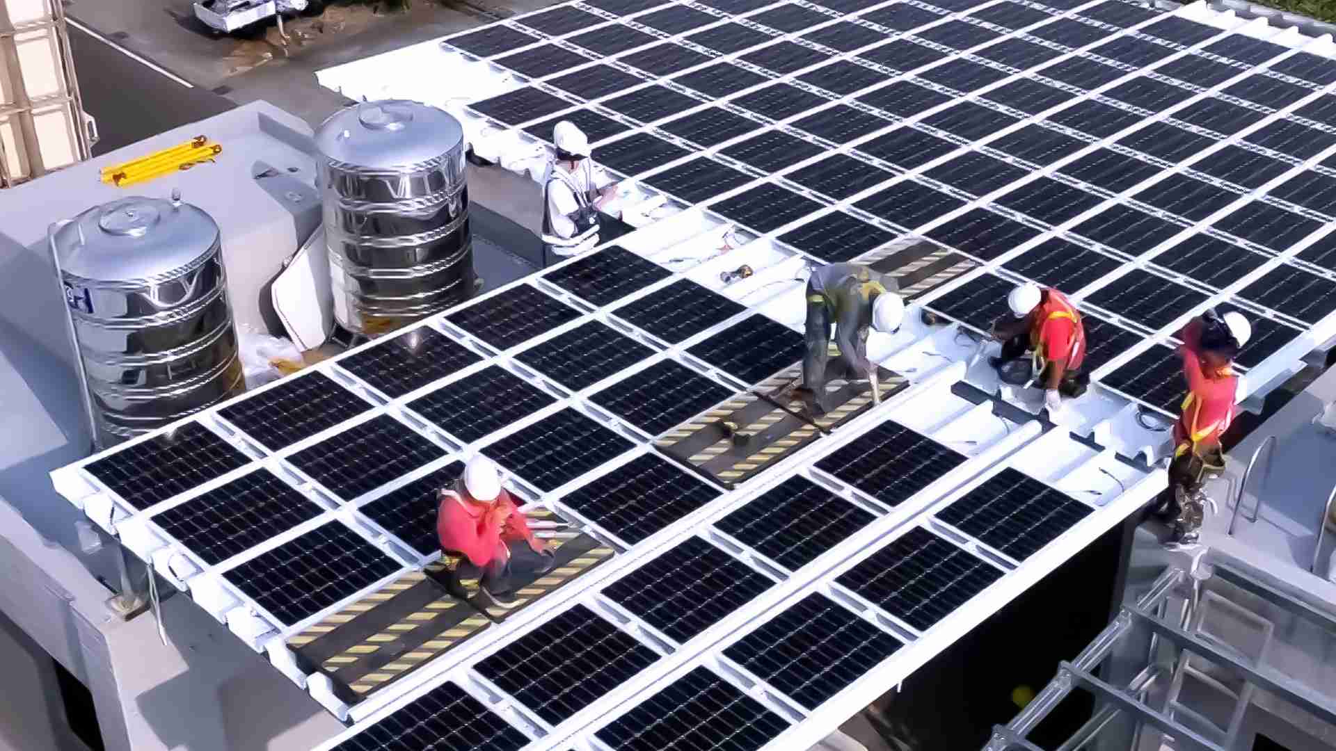 开云电子着力于替代能源之技术研发，，，如光电浪板的相关制程、、设备与产品，，其中所开发之光电整合型浪板，，，减少传统金属支架安装，，更提升耐候度，，可广泛运用于多元场域，，，，并辅助建筑达到净零碳排目标