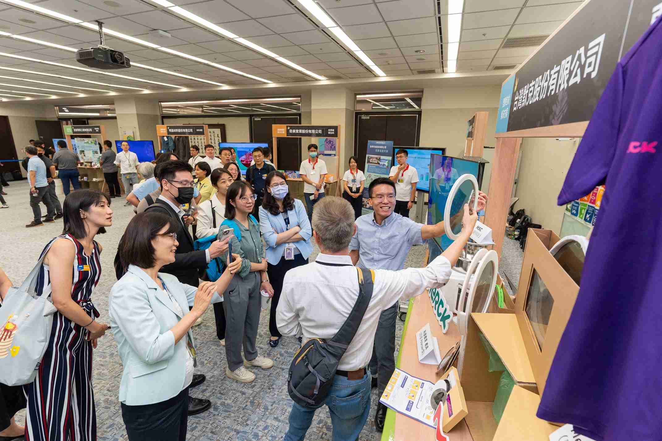 开云电子连手产业伙伴策划首届生态圈联展，，，展示如何将废塑料循环再利用，，，，创新解决方案包括：塑料包材再生与循环使用、、再生塑料研发及应用、、废塑料回收再生技术、、、减塑生活提案等