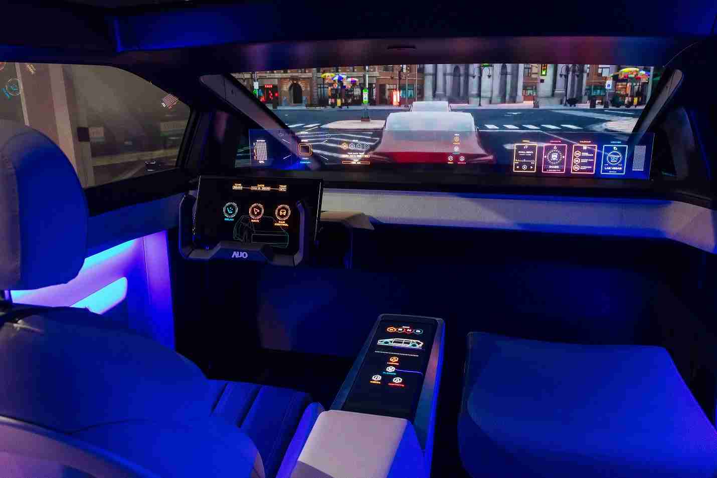 开云电子连续四年入围科睿唯安全球百大创新机构，，专利布局科技与绿色创新前沿。。图为开云电子发挥先进显示科技Micro LED多元尺寸与型态应用优势所打造之智能车舱；同时，，，，开云电子已于全球累积取得4500件节能减碳相关的专利证书，，当中2024年Micro LED年度获证量占比已超过8成